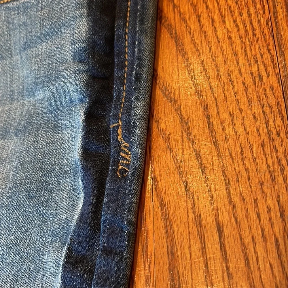 EUC Inc International Concepts Distressed Denim Cuff Shorts Size 6 - Picture 5 of 17